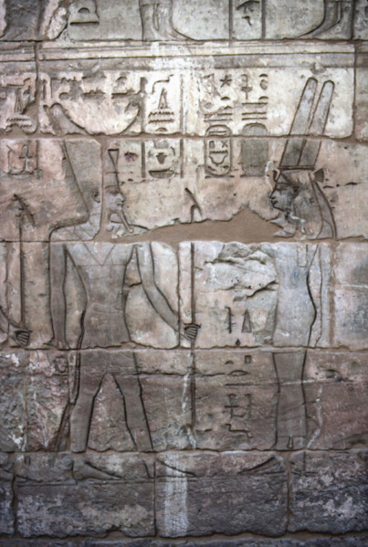 Medinet Habou, Divine adoratrice devant le dieu