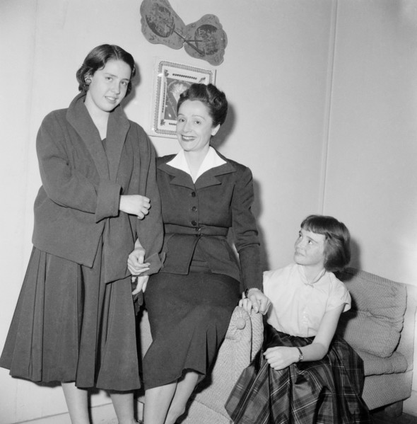 Gisèle Casadesus with her daughters