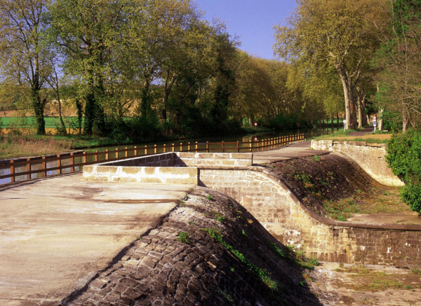Renneville, aqueduc des voûtes, passage de l'Hers sous le canal du midi