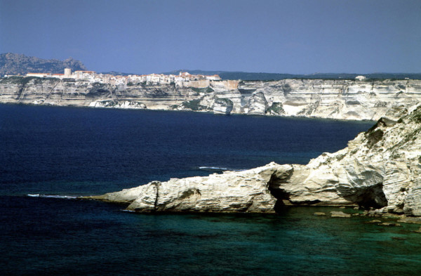 Vue de l'ancienne batterie, côte Accore, vers la côte et Bonifacio