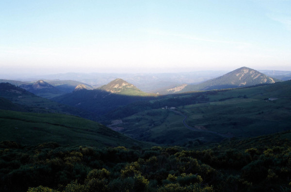 Vue depuis Croix de Boutières en direction de (g. à dr.) Chabrières, Roche de Borée, Gouleyou, Suc de Touron, Suc de Sara