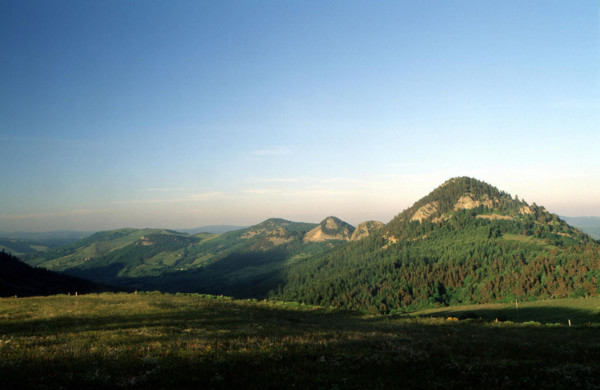 Vue de la D400 en direction  de, de dr. à g., suc de Touron, Gouleyou, roche de Borée