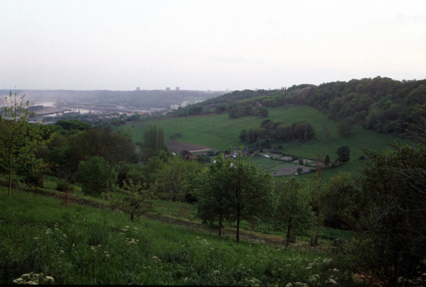 Vue du haut de la rue des Voûtes en direction des bassins St-Gervais et de la Seine