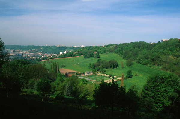 Vue large, du haut de la rue des Voûtes en direction des bassins St-Gervais et de la Seine et du Centre Universitaire