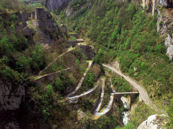 Vue d'ensemble du Fort du Portalet et de ses abords, pont et route d'accès, à partir du chemin de la Mâture