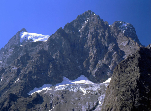Vue du sentier du glacier blanc en direction du Pelvoux