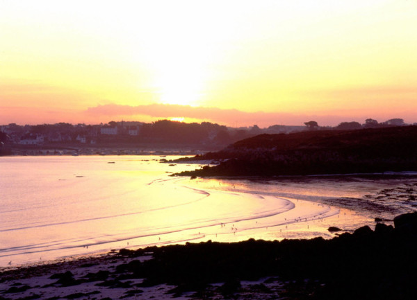 Vue de Trémazan en direction de l'est, plage de Trémazan et Portsall. Marée descendante. Aurore