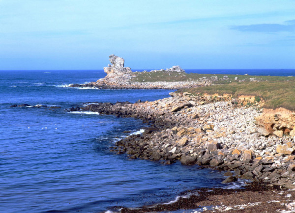 Vue des environs de la pointe de Saint-Gonvel en direction de la pointe et du rocher du Coq. Pleine mer