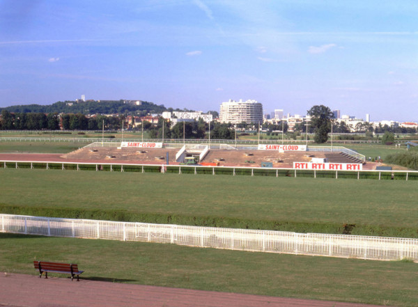 Vue de la tribune en direction du Mont-Valérien, des balcons de Saint-Cloud et de la Défense