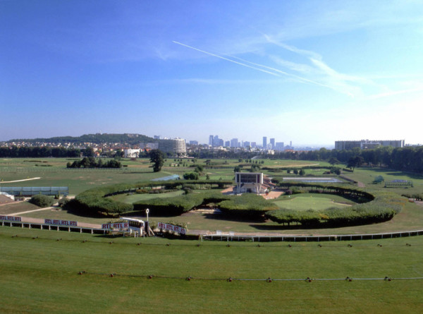 Vue de l'auvent de la tribune en direction du Mont-Valérien et de la Défense