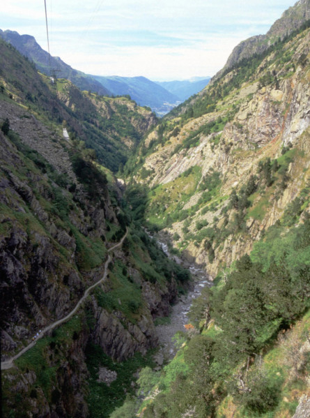 Vue du téléphérique privé en direction des gorges de Clarabide