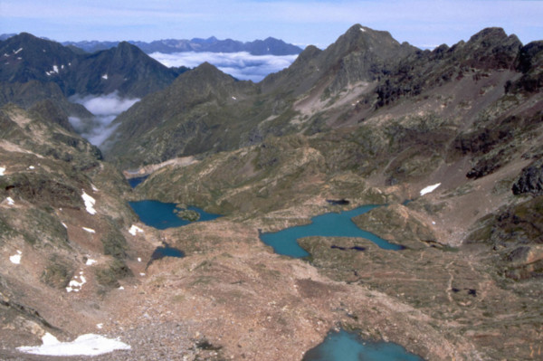 Les  Isclots and Milieu lakes towards the North