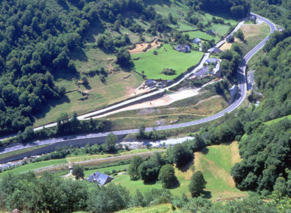 Vue plongeante depuis les crêtes de Pausat sur le hameau de l'Estanguet et la RN134 vers le sud du défilé
