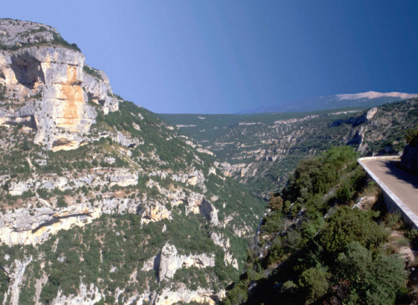 Vue du belvédère de Castelleras en direction du rocher du Cire et du mont Ventoux
