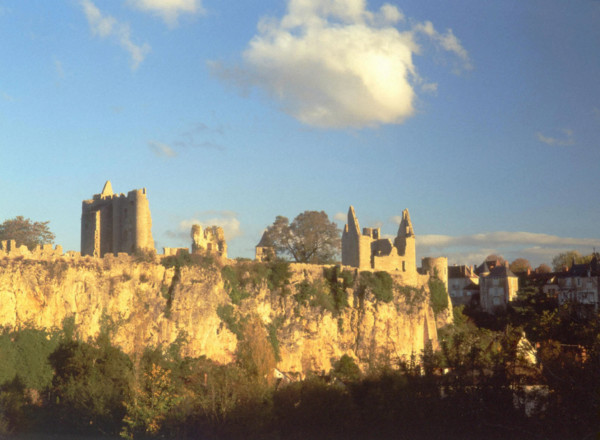 Vue de la D2 en direction des ruines du château des Evêques et de la falaise