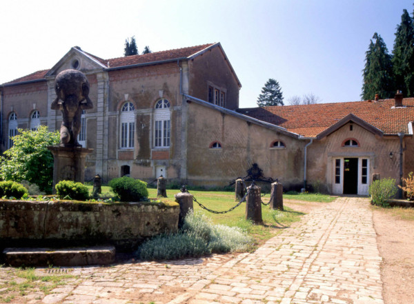 Lorraine : le parc du château de Gerbéviller et ses perspectives sur la vallée de la Mortagne : la cour des communs