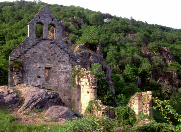 Limousin : les cascades de Gimel : ruines de la chapelle de saint-Etienne de Braguse