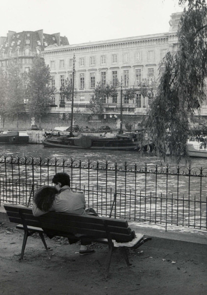 Amoureux sur un banc public, sur les berges de la Seine à Paris