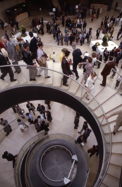 Escalier et ascenseur d'accès au Hall Napoléon, Pyramide du Louvre / Musée du Louvre / 75 Paris /