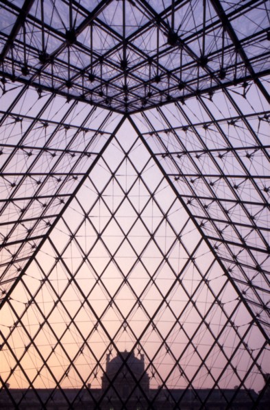 Intérieur de la Pyramide du Louvre au crépuscule / Musée du Louvre / 75 Paris /  Région
