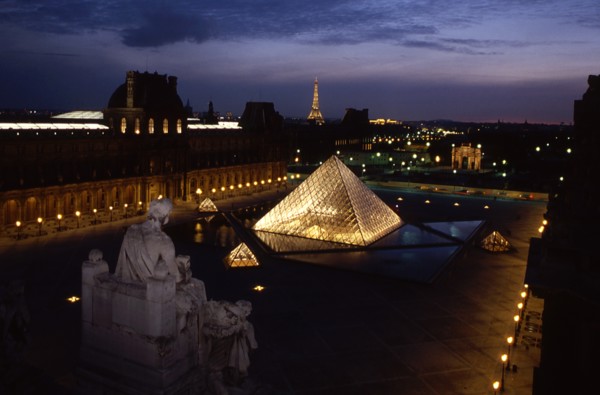 Vue des toits du Louvre de nuit, sur la Cour Napoléon et la Pyramide du Louvre / Musée du Louvre /