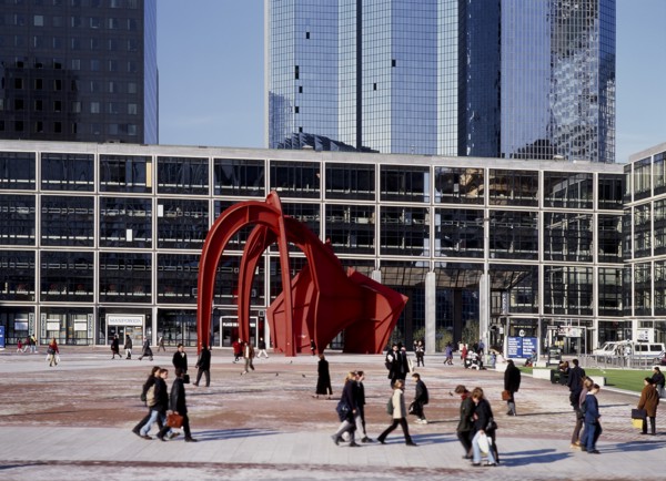 Quartier de la Défense, Courbevoie / Au fond Maison de la Défense, architecte : Henri de la Fonta /