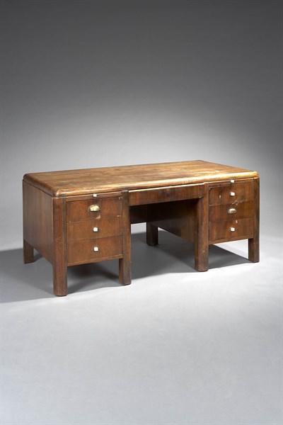 Sue and Mare, Desk