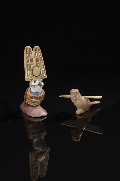 Statuette représentant un faucon Akhem et figurine représentant un oiseau Ba