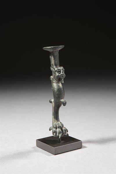 Pied de meuble en forme de patte de félin surmontée d'une tête de grotesque grimaçant