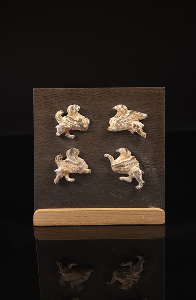 Quatre appliques de sarcophages représentant des griffons ailés
