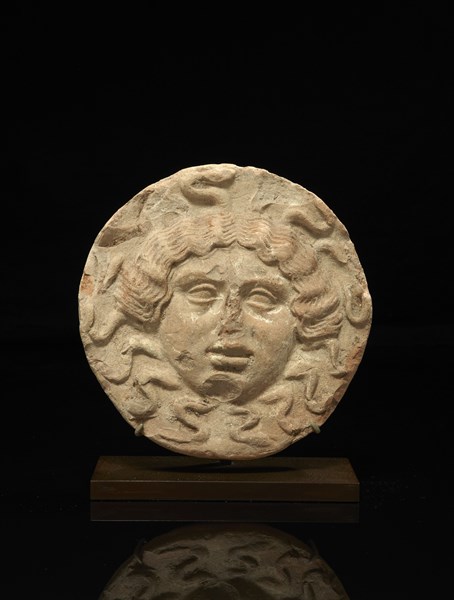 Antéfixe circulaire représentant le visage de face de Méduse