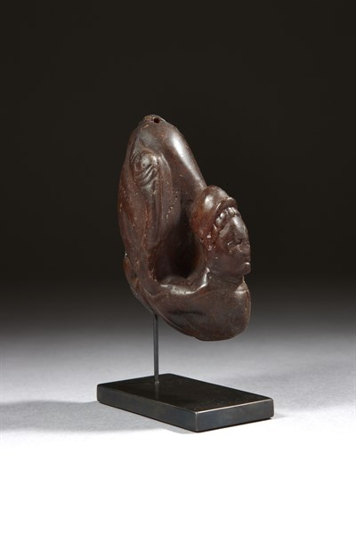 Etruscan pendant depicting a sphinx