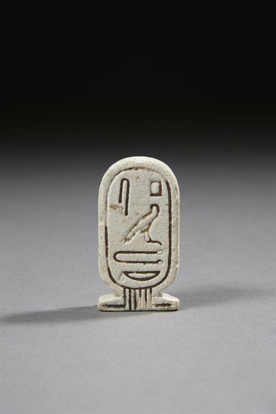 Amulette biface en forme de cartouche au nom de Psammétique II