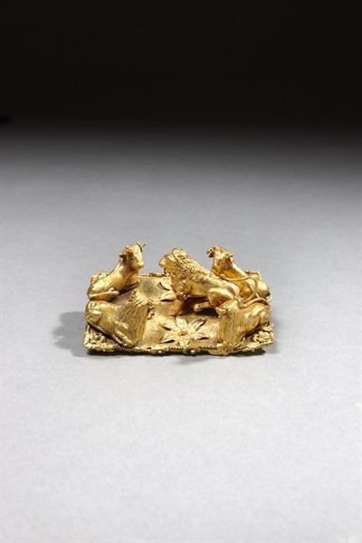 Fibule aux taureaux et au lion