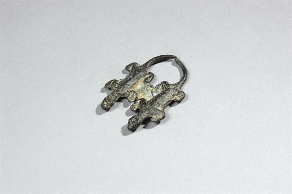 Figurine représentant deux lézards côte à côte
