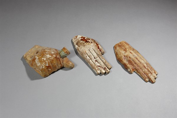 Trois mains de sarcophages, l'une le poing fermé