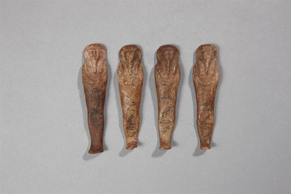 Ensemble formé de quatre oushebti en cire au nom de Iret-hor-erou