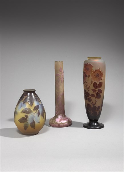 A gauche : Vase piriforme
Au milieu : Vase à haut col soliflore sur base bulbeuse
A droite :Vase balustre à col épaulé sur piédouche