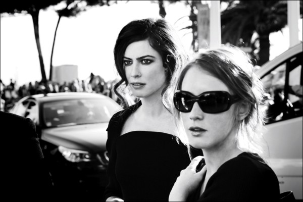05/00/2006. Life in Cannes outside the Palais des Festivals.