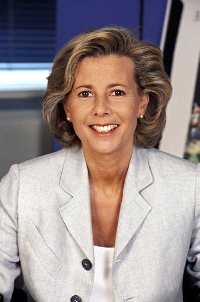 00/07/1995. CLOSE-UP CLAIRE CHAZAL, DANS SON BUREAU A T.F.1