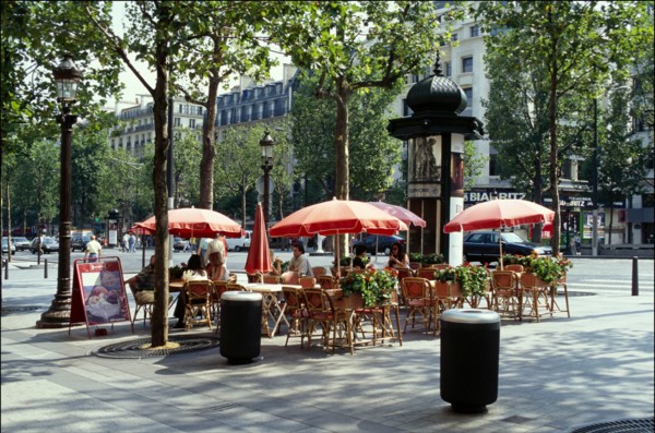 18/08/1995. LES CHAMPS-ELYSEES 24 H APRES L'ATTENTAT PLACE DE L'ETOILE