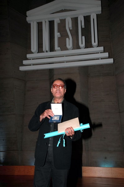 13/11/1997. J. BINOCHE RECOMPENSE ABBAS KIAROSTAMI  A L'UNESCO
