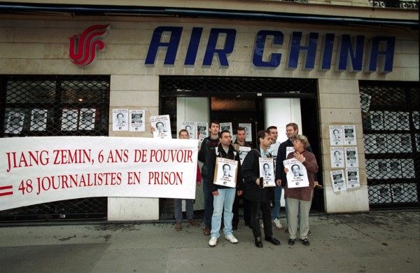 25/10/1999. PARIS: MANIF. "REPORTER SANS FRONTIERES" DEVANT AIR CHINA