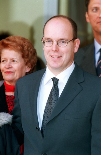 ON BEHALF OF THE RED CROSS, PRINCE ALBERT DE MONACO PROCEEDS TO CANDY DISTRIBUTION FOR THE ELDERLY OF THE PRINCIPALITY 17/11/1999