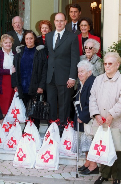 ON BEHALF OF THE RED CROSS, PRINCE ALBERT DE MONACO PROCEEDS TO CANDY DISTRIBUTION FOR THE ELDERLY OF THE PRINCIPALITY 17/11/1999