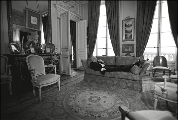 02/06/2002.  Close-up of the lawyer Francois Gibault at home.