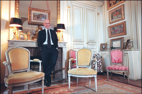 02/06/2002.  Close-up of the lawyer Francois Gibault at home.