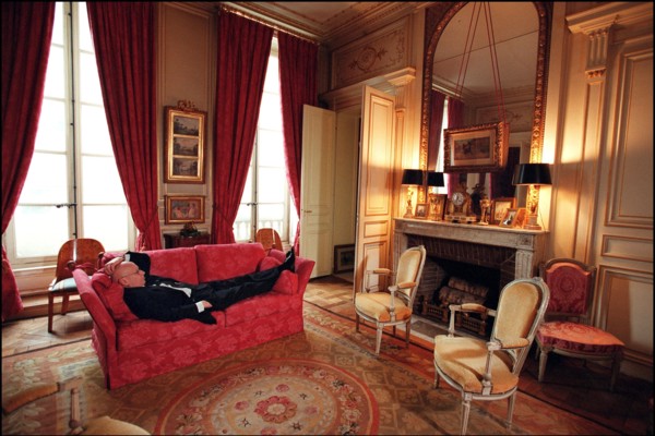 02/06/2002.  Close-up of the lawyer Francois Gibault at home.
