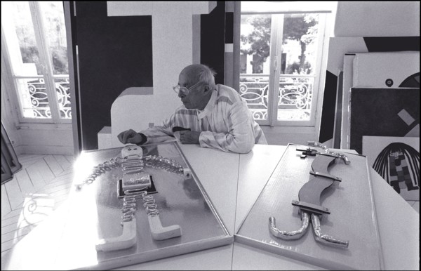 06/00/2000.  Close-up Andre Courreges at home.