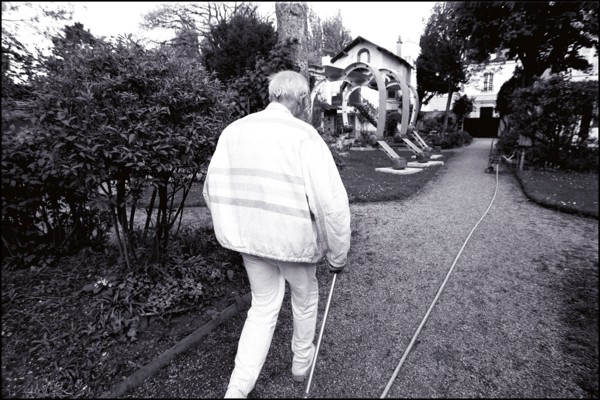 06/00/2000.  Close-up Andre Courreges at home.